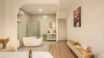 Executive Studio Suite | Bathroom | Separate tub and shower, deep soaking tub, hydromassage showerhead