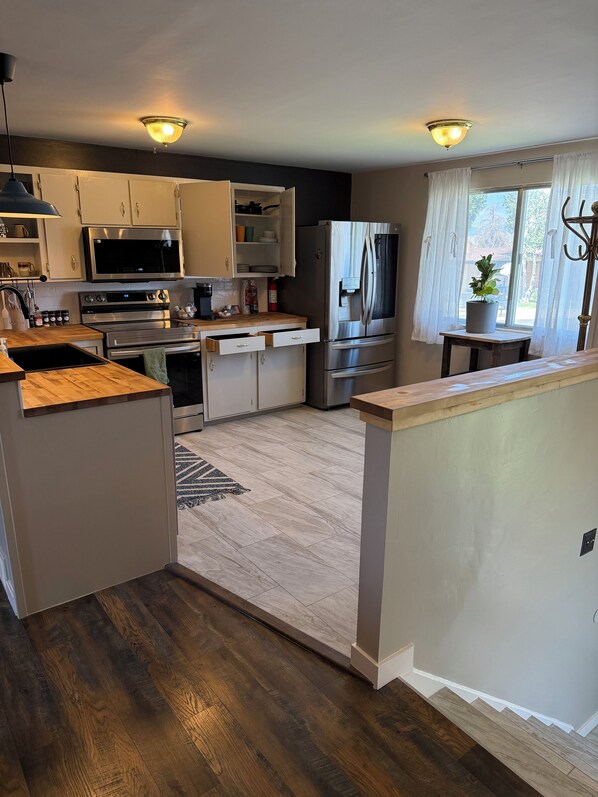 Kylskåp, mikrovågsugn, ugn och spishäll