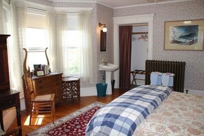 1 bedroom, desk, iron/ironing board, WiFi