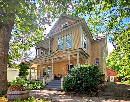 Exterior. Rose room Victorian home queen bed private bath
