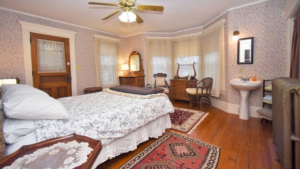 Room - Balcony Room in Victorian Home private bath (Shelburne Falls)