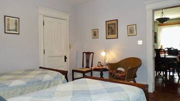 1 slaapkamer, een bureau, een strijkplank/strijkijzer, wifi