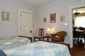 1 dormitori, escriptori, planxa i posts de planxar i wifi