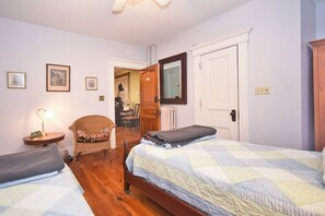 1 bedroom, desk, iron/ironing board, WiFi