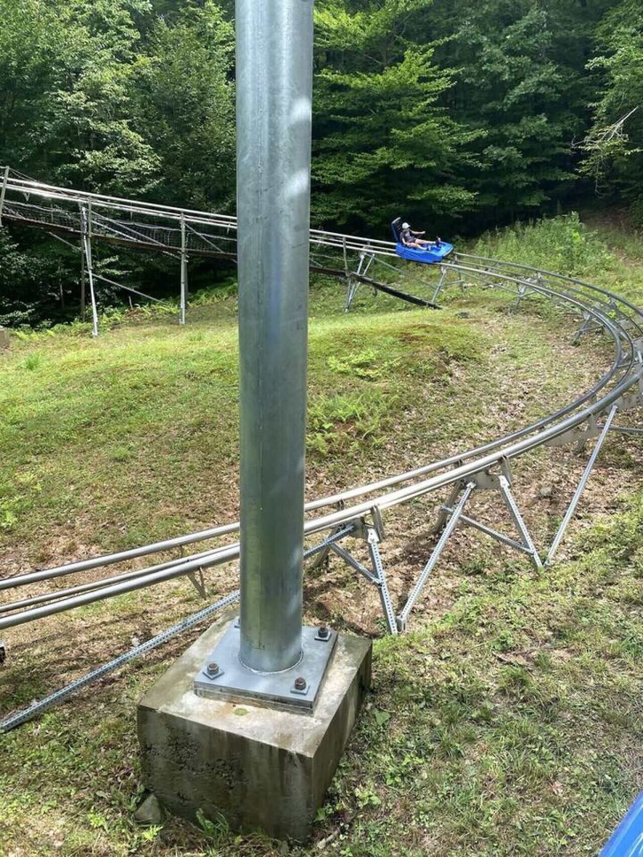 En metalstruktur der bærer en buet bane i en park.