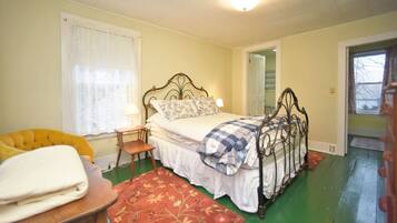 1 bedroom, desk, iron/ironing board, WiFi