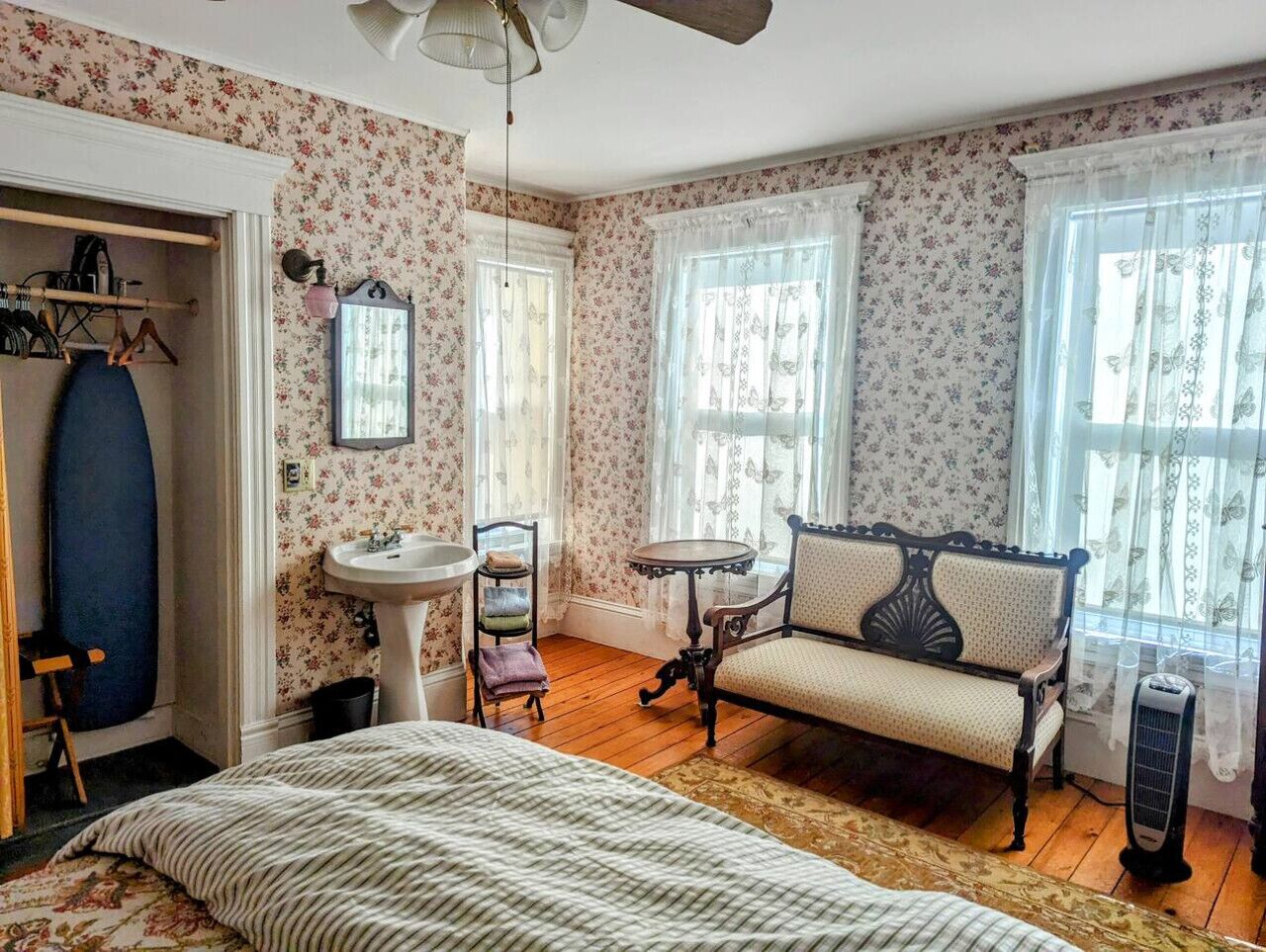 2 habitaciones, escritorio, tabla de planchar con plancha y wifi 