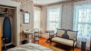 2 bedrooms, desk, iron/ironing board, WiFi