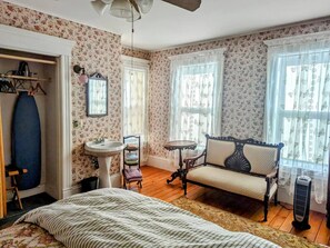 2 bedrooms, desk, iron/ironing board, WiFi