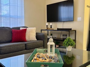 Living area - Disney, 4 Bedrooms, 3 Baths, Wi-Fi, Private Pool in Gated Resort (Kissimmee)