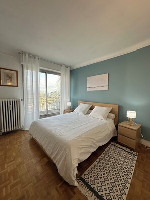Iron/ironing board, Internet, bed sheets - Apartment with balcony and incredible views of the Eiffel Tower and the Seine (Paris)