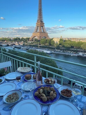 Outdoor dining - Apartment with balcony and incredible views of the Eiffel Tower and the Seine (Paris)
