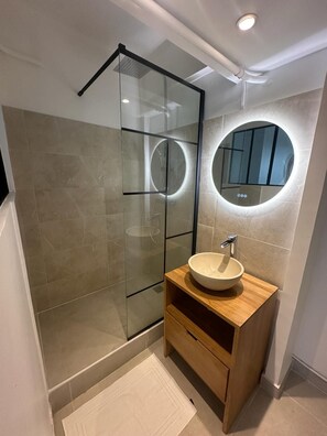 Shower, hair dryer, towels, soap - Apartment with balcony and incredible views of the Eiffel Tower and the Seine (Paris)
