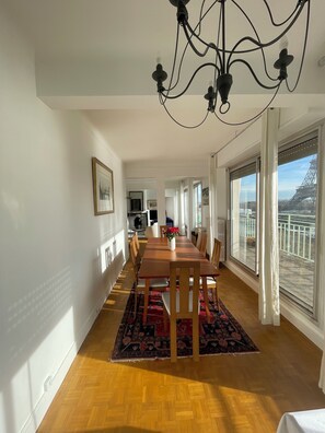 Dining - Apartment with balcony and incredible views of the Eiffel Tower and the Seine (Paris)