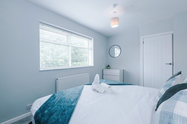 Iron/ironing board, free WiFi, bed sheets