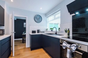 Fridge, microwave, stovetop, toaster - Robinsbay House | Next To Airport | Free Parking (Greater Manchester)