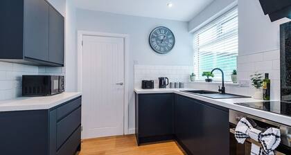 3 Bedroom House Close To Manchester Airport with Free Parking by Eason Stays