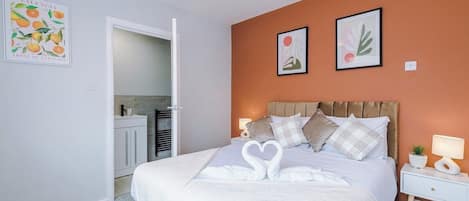 3 bedrooms, iron/ironing board, internet, bed sheets