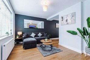 TV - Robinsbay House | Next To Airport | Free Parking (Greater Manchester)