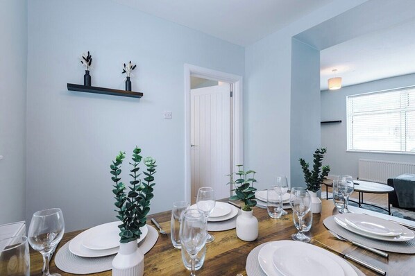 Dining - 3 BDR House By Eason Stays Short Wythenshawe (Greater Manchester)