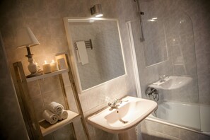 Een douche, een haardroger, handdoeken
