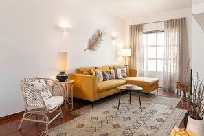 TV, fireplace - Villa 'Da Lua' with Shared Pool, Wi-Fi and Air Conditioning (Ericeira)