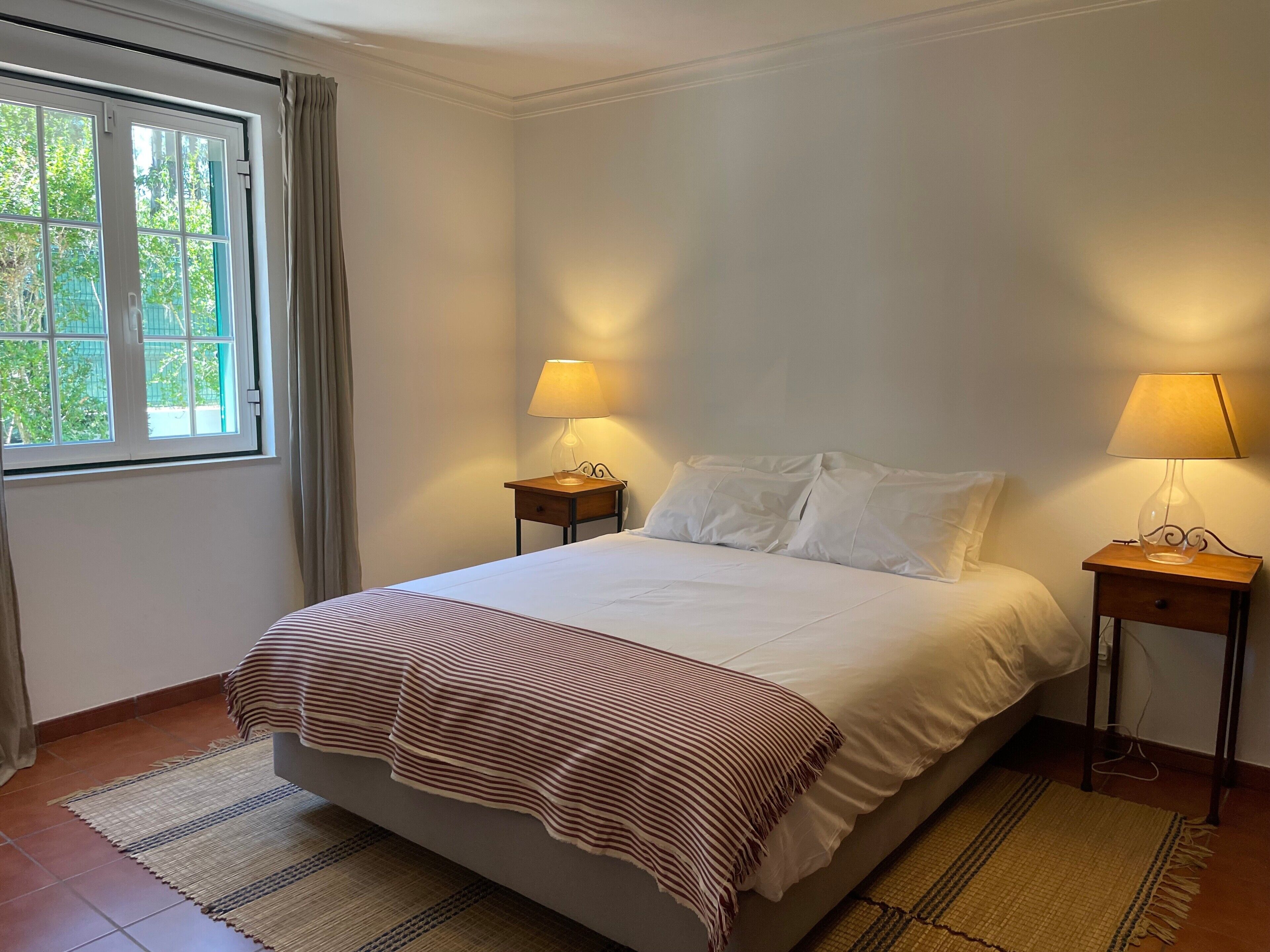 4 bedrooms, iron/ironing board, WiFi, bed sheets