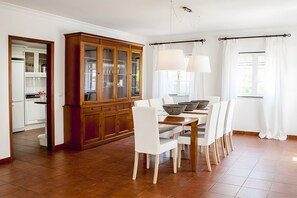 Dining - Cottage 'Casa Dos Pinheiros' with Private Pool, Wi-Fi and Air Conditioning (Vila Nova de Santo André)