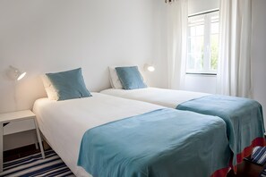 4 habitaciones, tabla de planchar con plancha, wifi y ropa de cama 