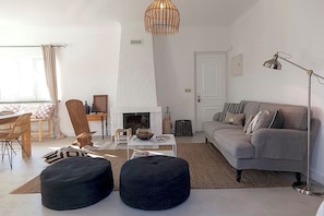 TV, fireplace, table tennis - Cottage 'Casa Das Alfazemas' with Shared Pool, Private Terrace and Wi-Fi (Cadaval)