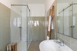 Douche, sèche-cheveux, serviettes fournies