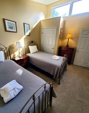 3 bedrooms, iron/ironing board, bed sheets - Serene Mountain Chalet Retreat (Gatlinburg)