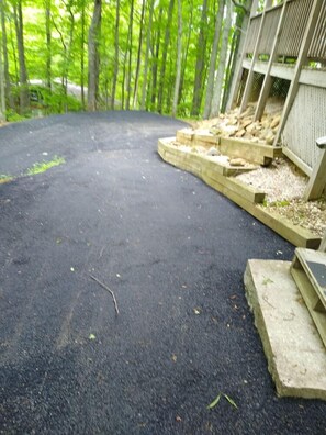 Property grounds - Gatlinburg Hideaway with Fireplace & Deck (Gatlinburg)