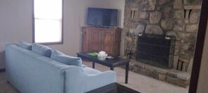 Fernseher, Kamin, Bücher