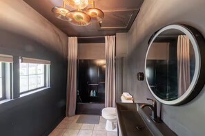 Hårføner, håndklær, såpe og toalettpapir