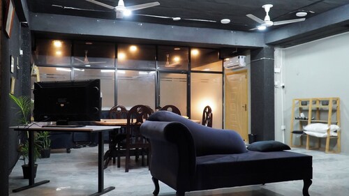 The Solitude
DHA Phase 2 Sector F
Next to Giga Mall
1600sq/ft Studio Apartment