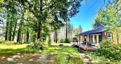 Charming cabin with river access & AC in Blue River - perfect for a getaway