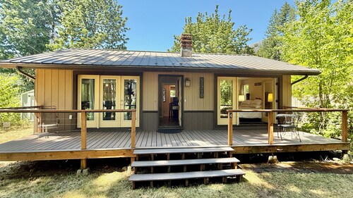 Charming cabin with river access & AC in Blue River - perfect for a getaway