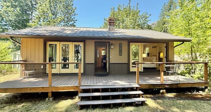 Charming cabin with river access & AC in Blue River - perfect for a getaway