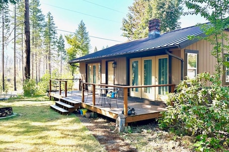 Terrace/patio. River Access! King bed, deck & view - 2 bedroom.