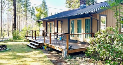 River Access! King bed, deck & view - 2 bedroom.