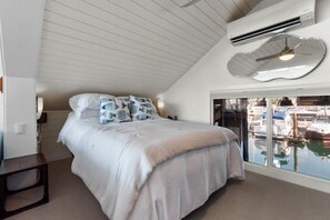 1 bedroom, iron/ironing board, WiFi, bed sheets - Floating Home with Rooftop Patio and Incredible Views! (North Vancouver)