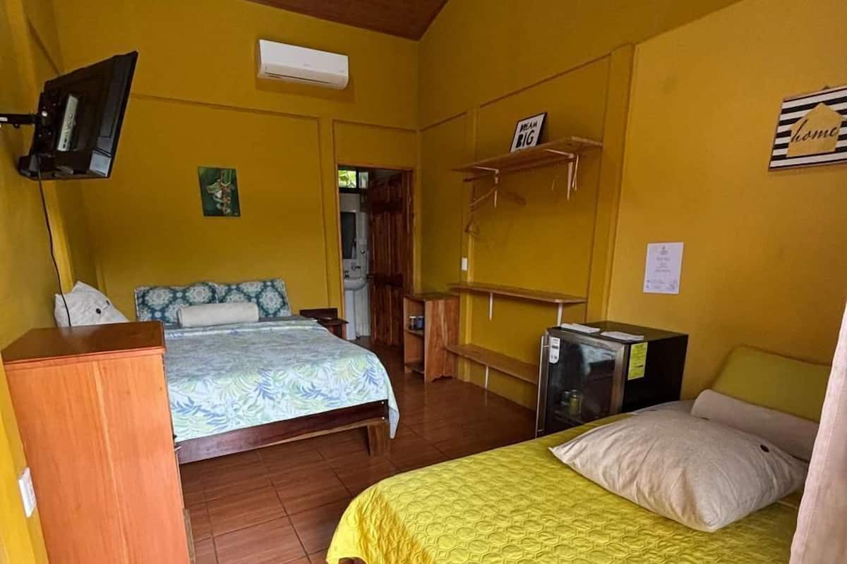 Habitación familiar, patio, vistas al jardín | Cortinas opacas y wifi gratis