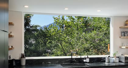 4BR Modern Gem with  Flatiron Views & Hottub 1mile to Pearl, 1block to NoBo Park