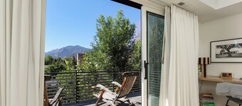 4BR Modern Gem with  Flatiron Views & Hottub 1mile to Pearl, 1block to NoBo Park