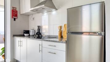 Køleskab, mikrobølgeovn, kogeplade, kaffe-/temaskine