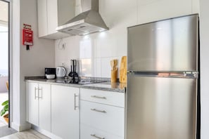 Réfrigérateur, micro-ondes, plaque de cuisson, cafetière/bouilloire