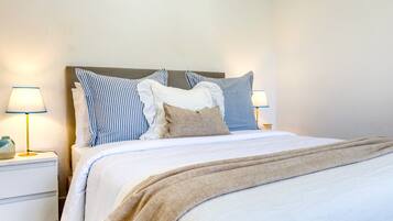 1 slaapkamer, een strijkplank/strijkijzer, gratis wifi, beddengoed