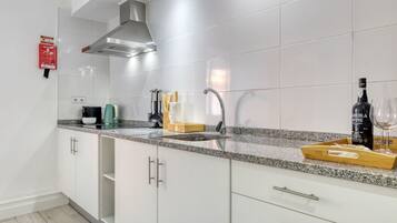 Réfrigérateur, micro-ondes, plaque de cuisson, cafetière/bouilloire