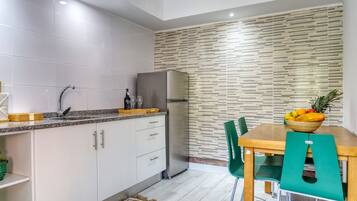 Réfrigérateur, micro-ondes, plaque de cuisson, cafetière/bouilloire